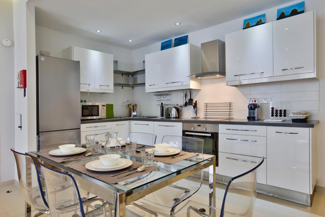 Bright And 2 Bedroom In Apartment *