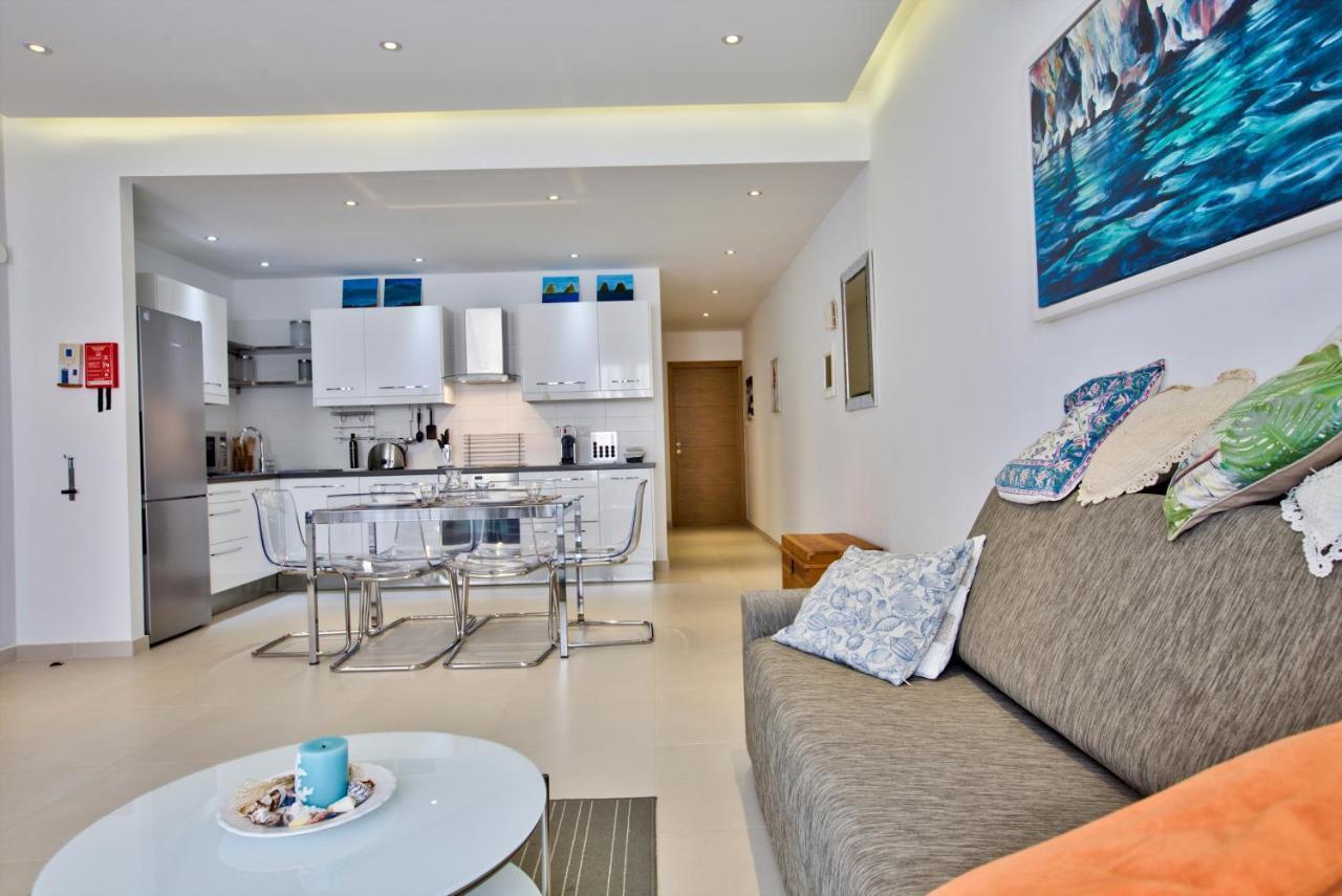 Bright And 2 Bedroom In Apartment *