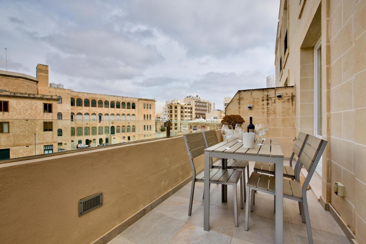 Bright And 2 Bedroom In Apartment *