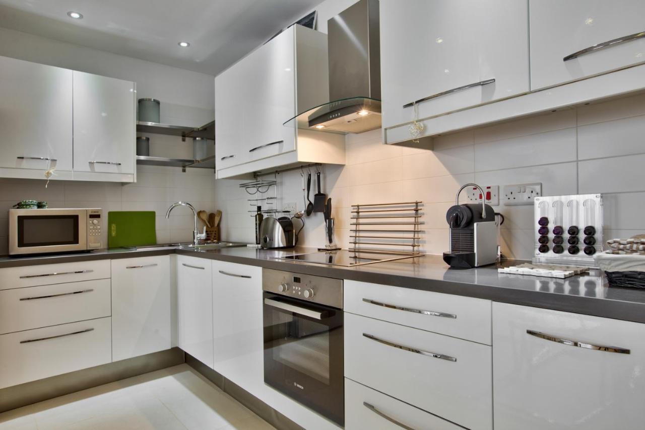 Bright And 2 Bedroom In Apartment