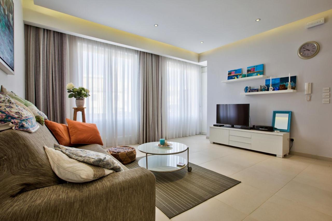 Bright And 2 Bedroom In Apartment