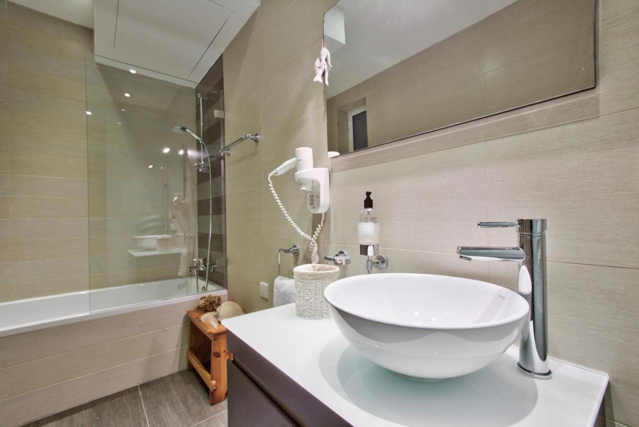 Bright And 2 Bedroom In Apartment *